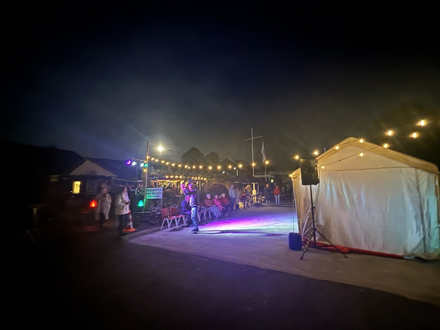Optreden op een verlicht dansvloertje tijdens een muziekavond op de haven